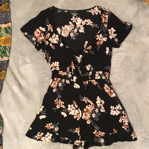 AE Floral Romper - Picture 4 of 5